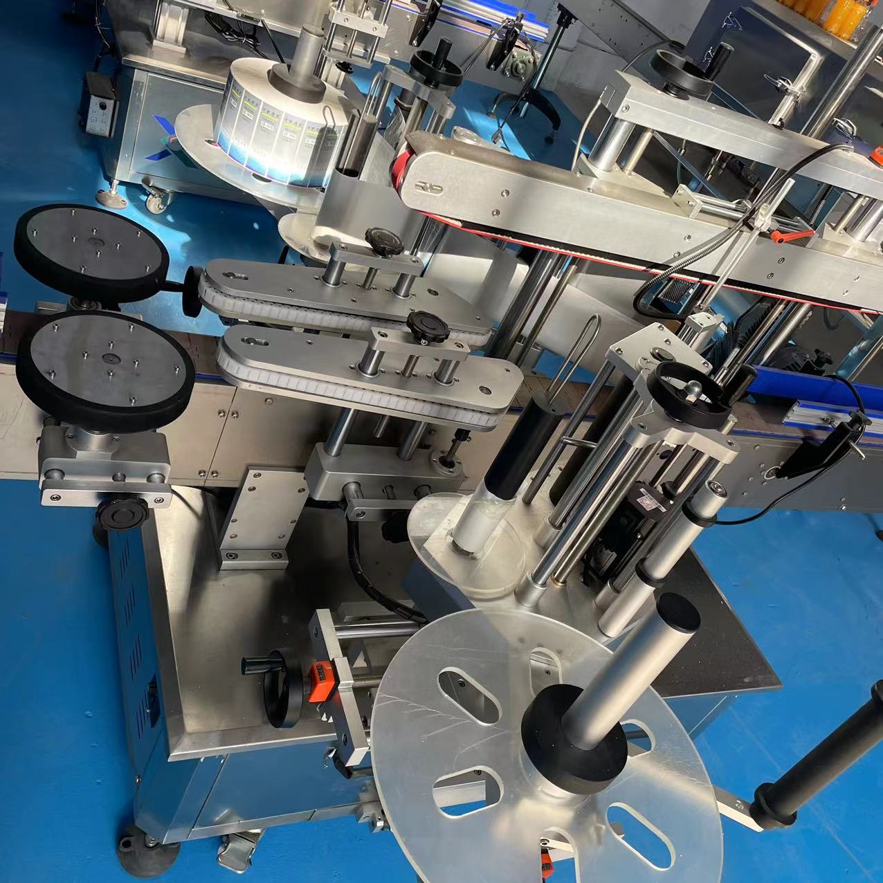 酒瓶双面贴标机 全自动定位圆瓶贴标机 糖果瓶套标贴标设备 济南贴标