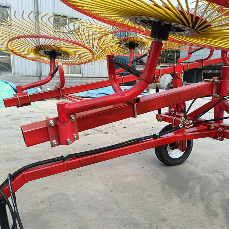 小型搂草机全部为牵引式,每小时可以搂草的数量为80亩.