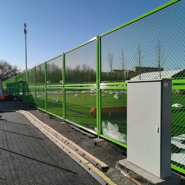 建阳嫩绿色足球场围网案例展示
