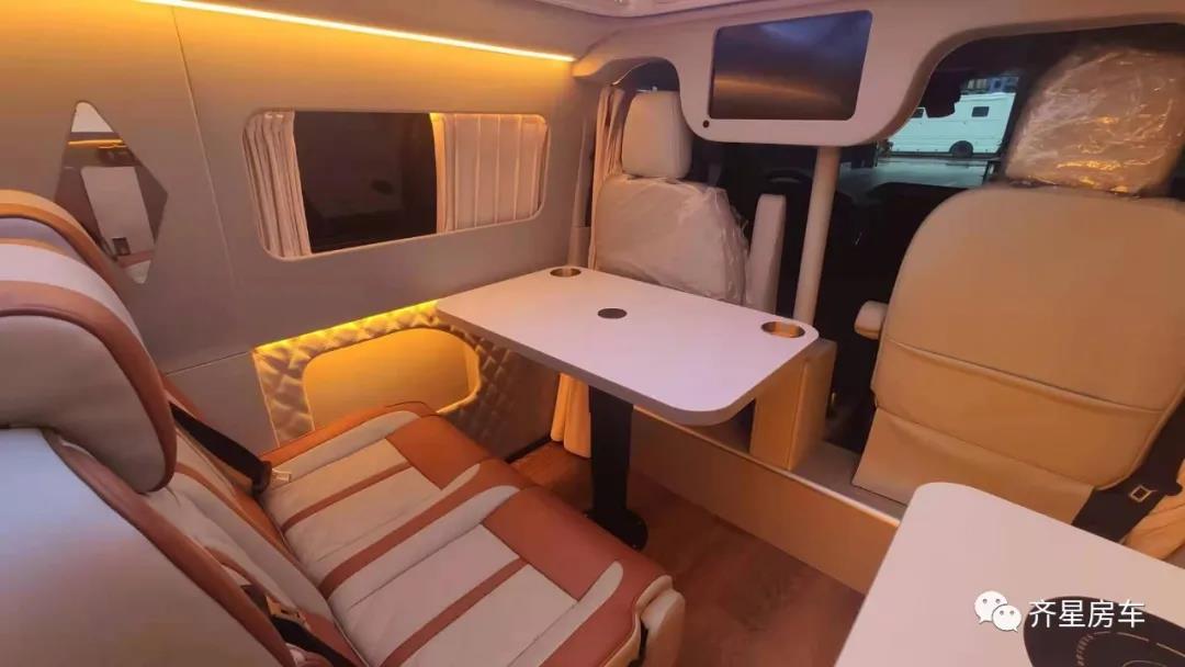 下方是储物柜,中部乘坐区是由双人卡座和气动升降桌组成,卡座沙发可变