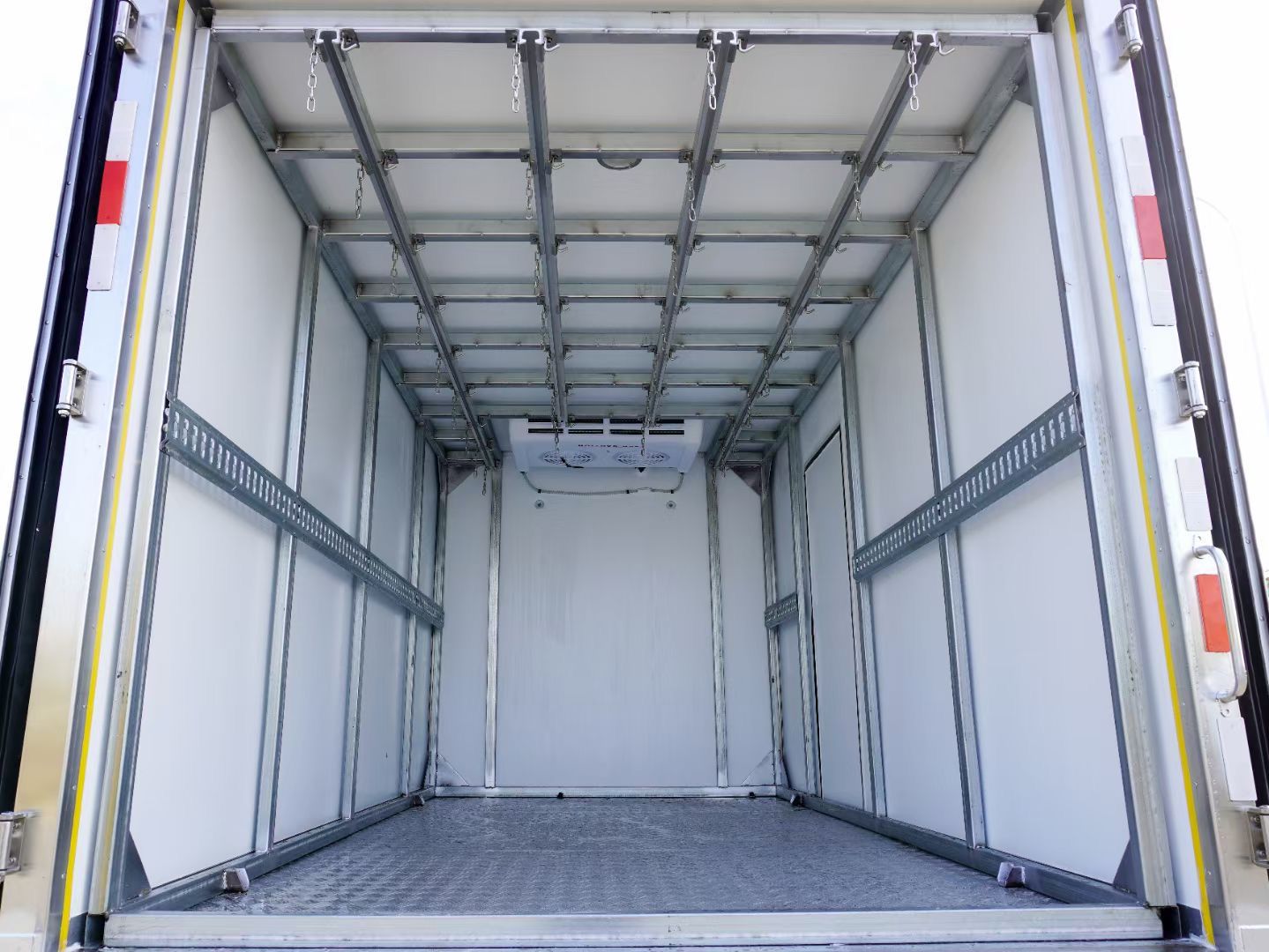 高品质的冷藏车车厢内外材料是由玻璃钢,纤维毡,阻燃聚氨酯,木块,304