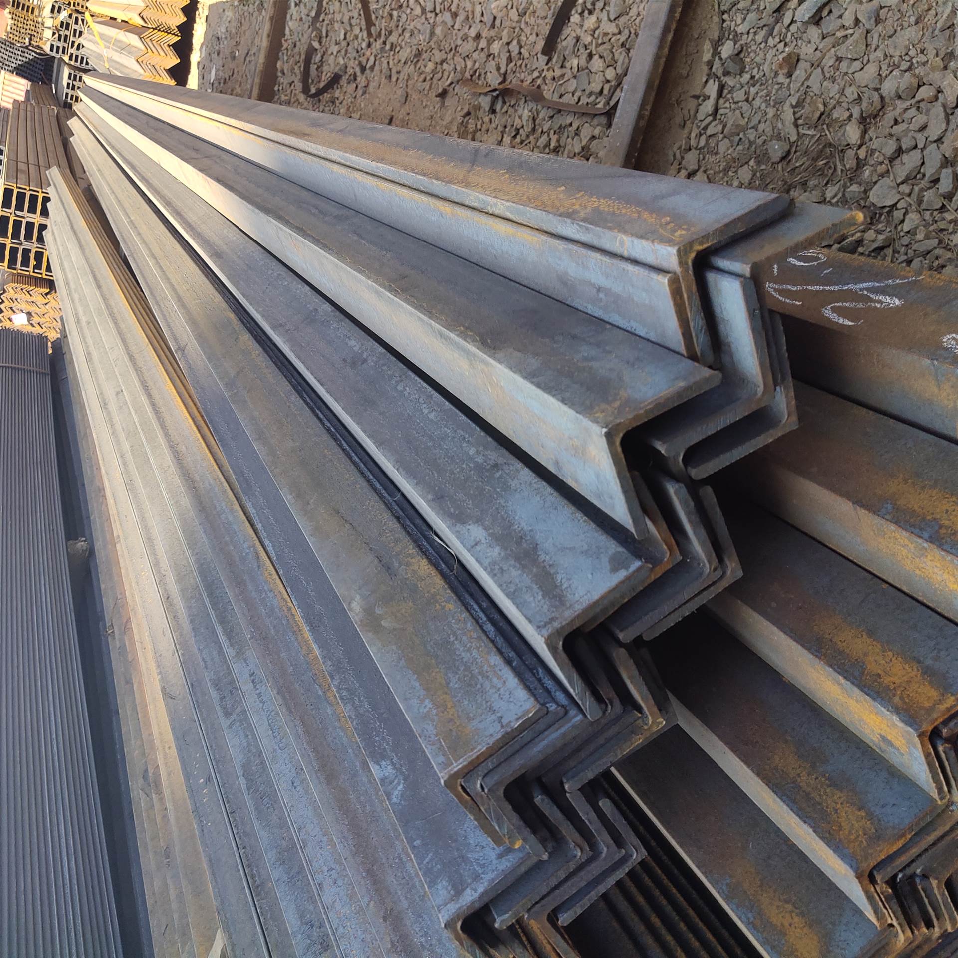 25180角钢厂家供应热镀锌角钢规格齐全库存充足