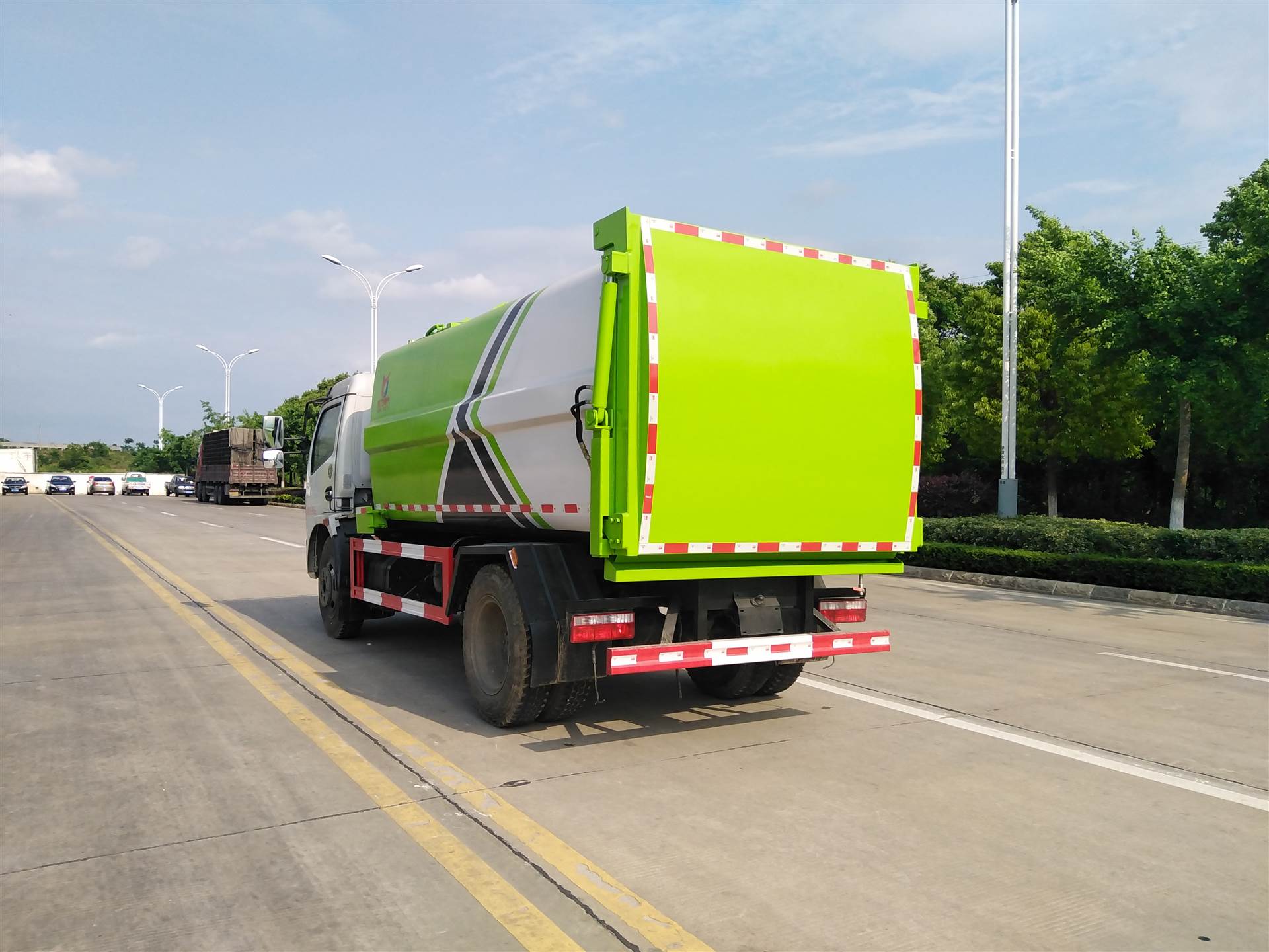 后装压缩式垃圾车挂桶哪有卖勾臂式垃圾车采用碳钢,常配垃圾厢一个,边