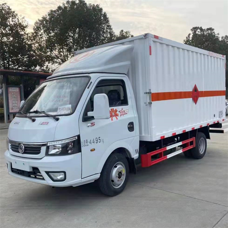 东风3米8危货车3类易燃液体运输车蓝牌危险品厢式运输车