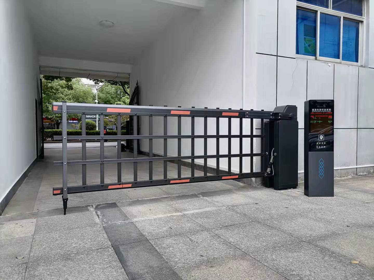 杭州 嘉兴 平湖 百胜中置式道闸门标准款 海康道闸门 空降闸 大型道闸