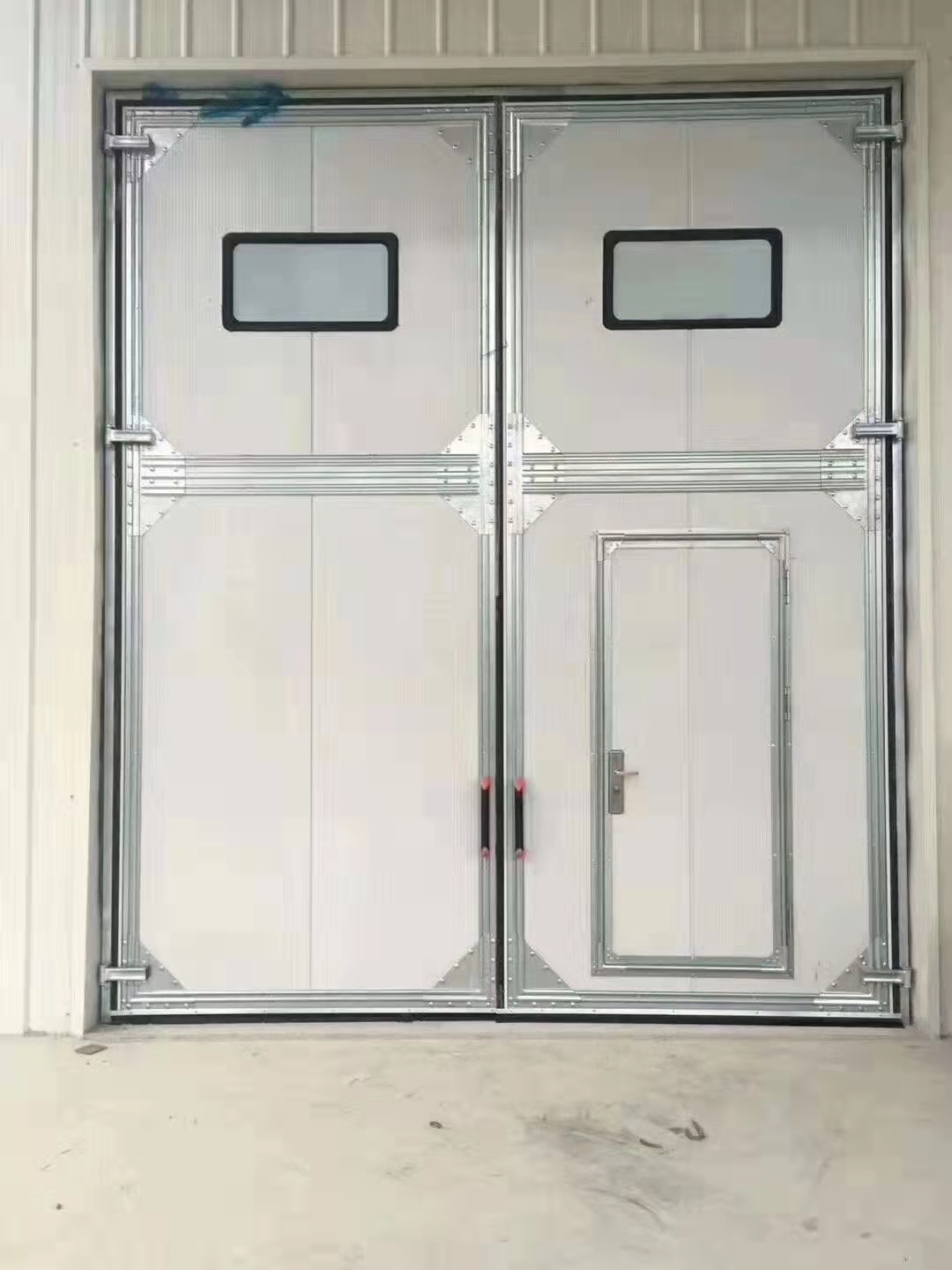 深圳仓库手动平开门防盗不锈钢平开折叠门5公分加厚保温门板