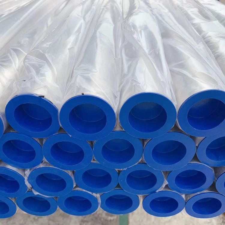 清洗不锈钢管有两种方法，即人工清洗和化学清洗。人工清洗是用干净的布团在管内朝一个方向拖擦，或用压缩空气对管内进行吹扫，至管内无污物为止。化学清洗是按要求将配制好的酸洗液倒入槽内，加温至55℃左右，再把钢管放入槽内浸15分钟后取出，然后用清水将管子内、外壁冲洗干净并吹干，再用木塞将两端管口堵牢。