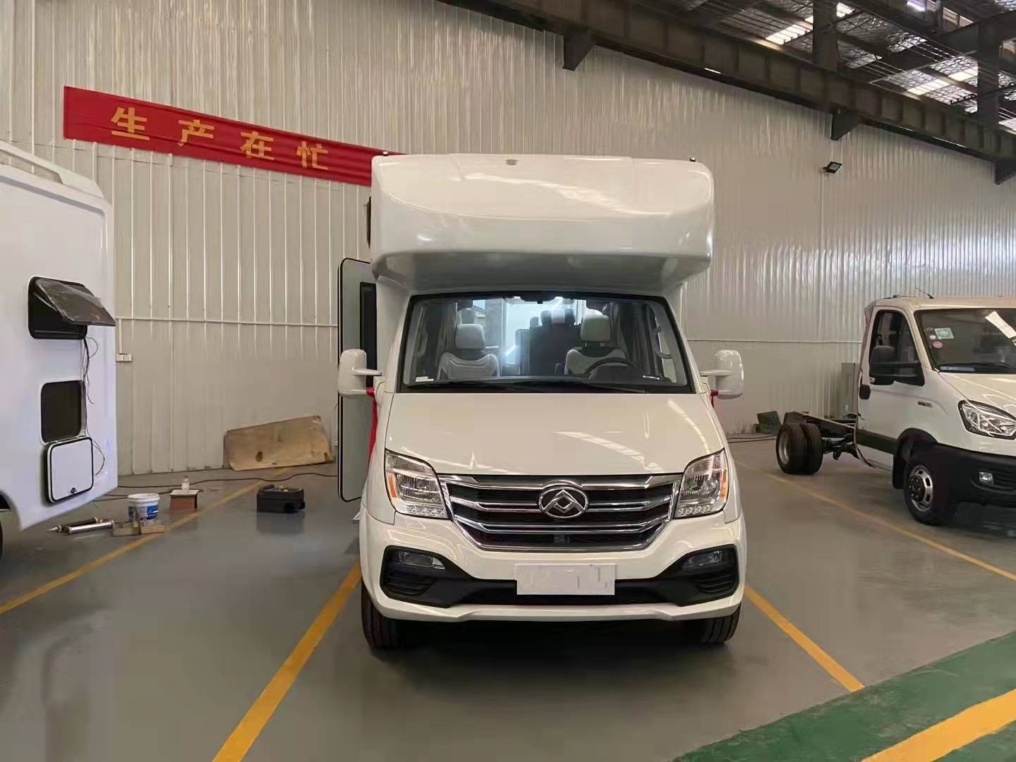 大通v80房车自行式c型旅居车全布局大床铺露营车