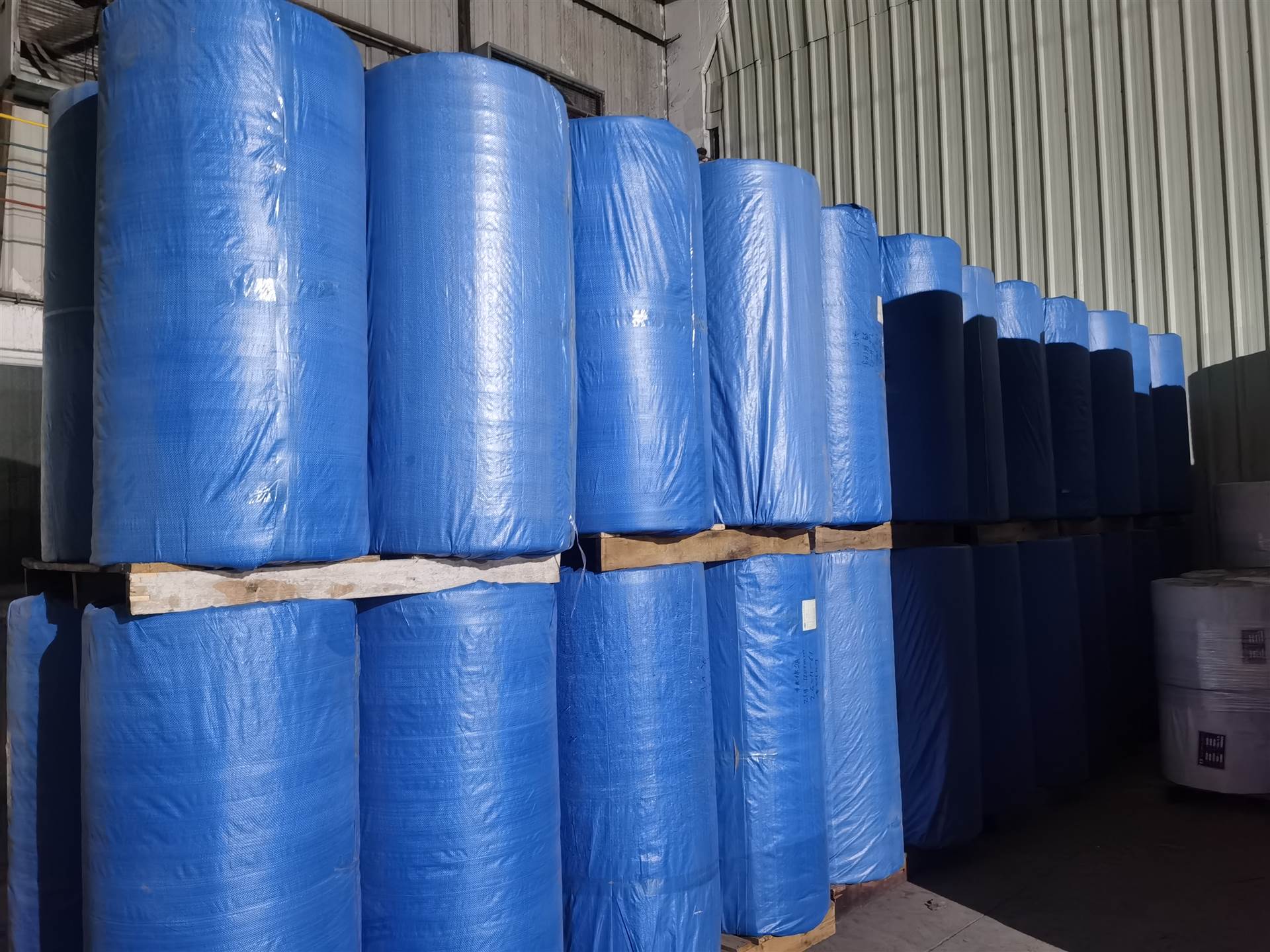 厂家批发16g卷筒彩色棉纸常用于服装防潮鞋子包裹纸茶饼外包装纸