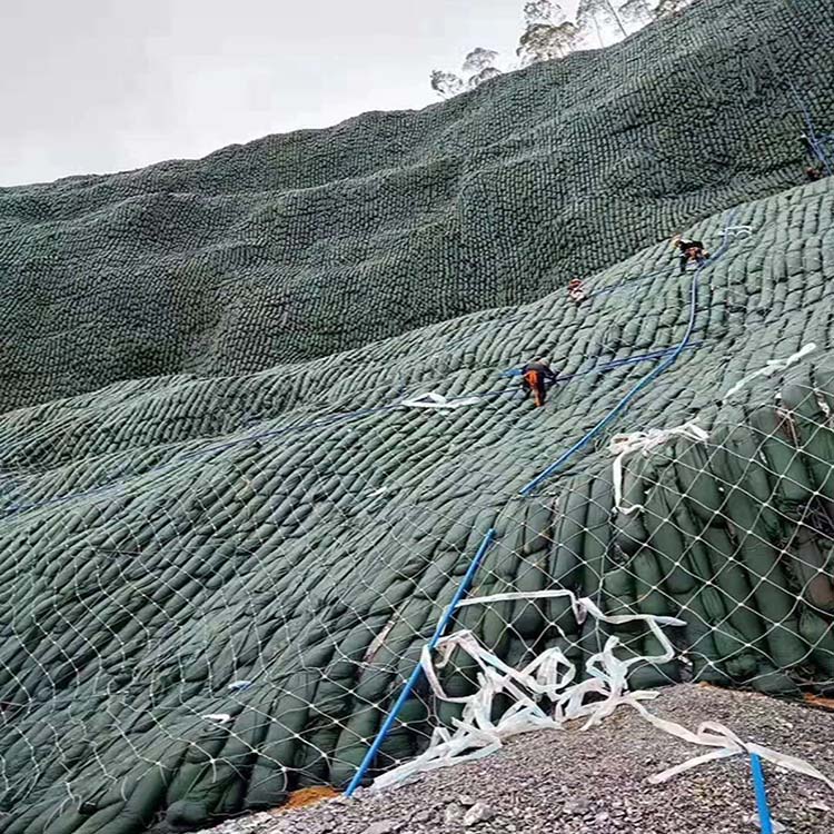护坡矿山复绿植生袋是在矿山复绿植生袋里面装土,用扎带或扎线包扎好