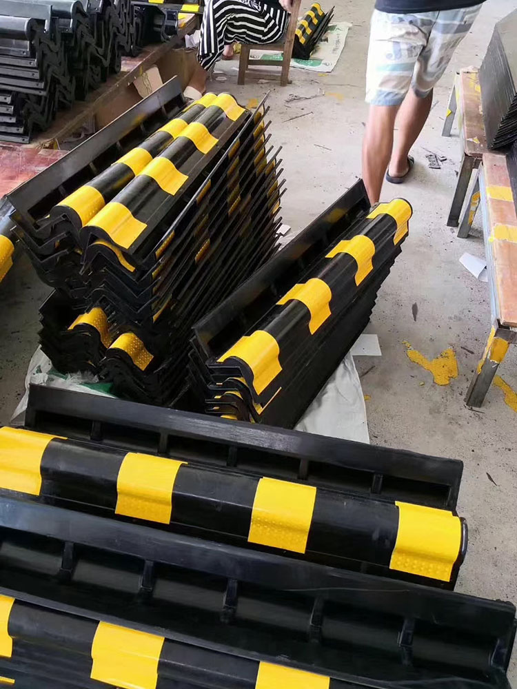 地下停车场车库柱子防撞条橡胶护墙角警示反光条