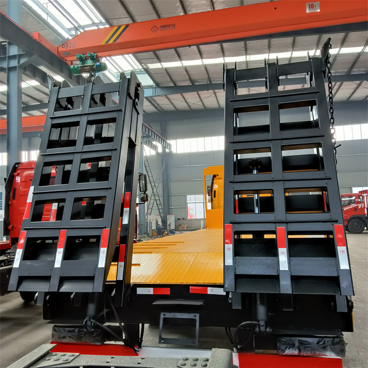 前四后四挖机拖车黄色解放小三轴9米平板带双节液压爬梯价格