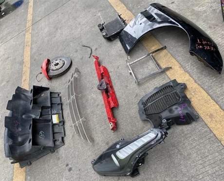 法拉利 加州T F12叶子板 大灯 前杠亮条 中冷器 下护板
