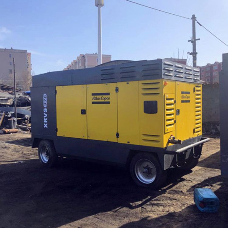 油路清洗方式:在空压机正常运转过程中,因空压机机组高温停机及机头胶