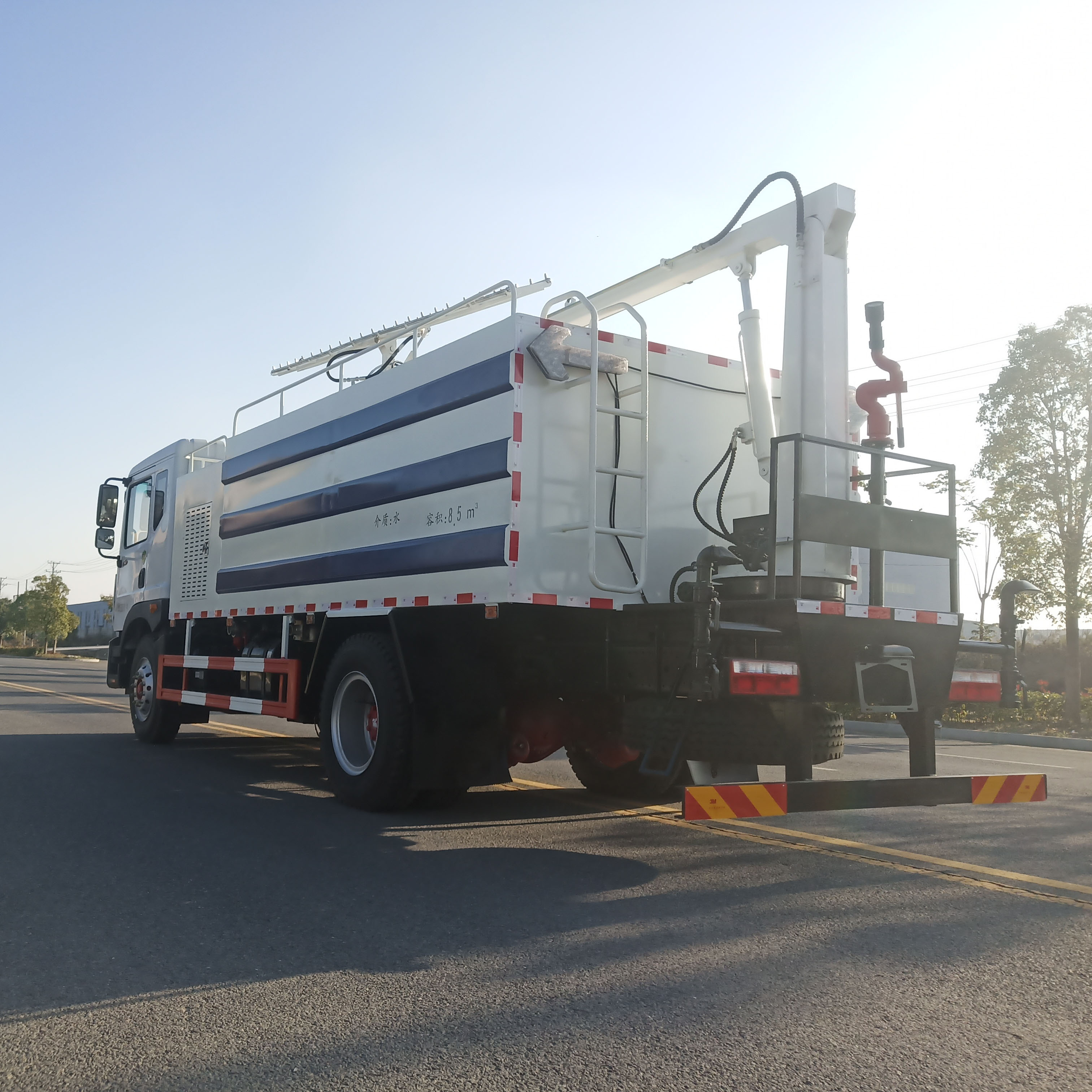 四驱太阳能光伏板清洗车高压清洗带滚刷自动光伏板清洗车