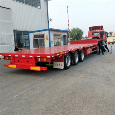 三桥低平板运输车 13米四桥挖掘机拖板  出口17米5大板半挂车