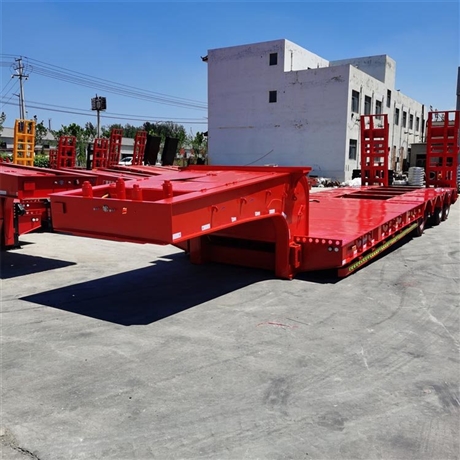 13米75液压爬梯半挂车 三桥挖掘机拖板车 825R16轮胎配置