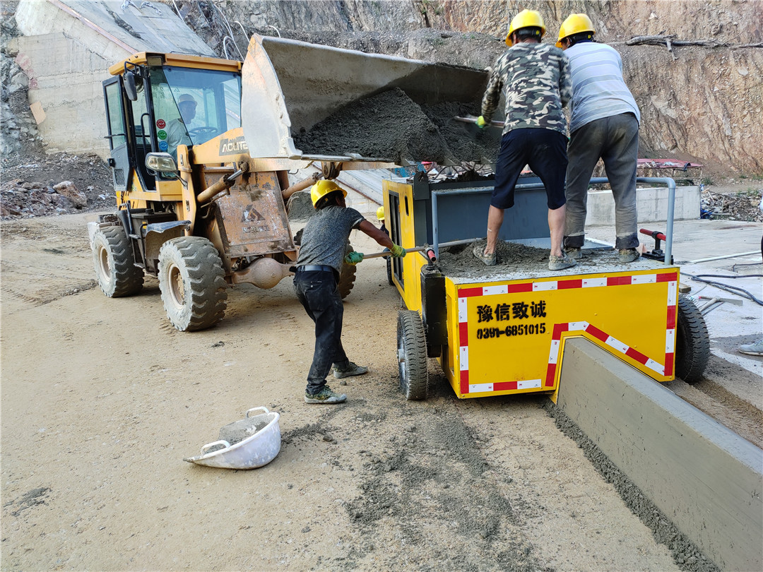 在混凝土面板堆石坝挤压边墙施工法中被广泛使用,也可用于需要修建