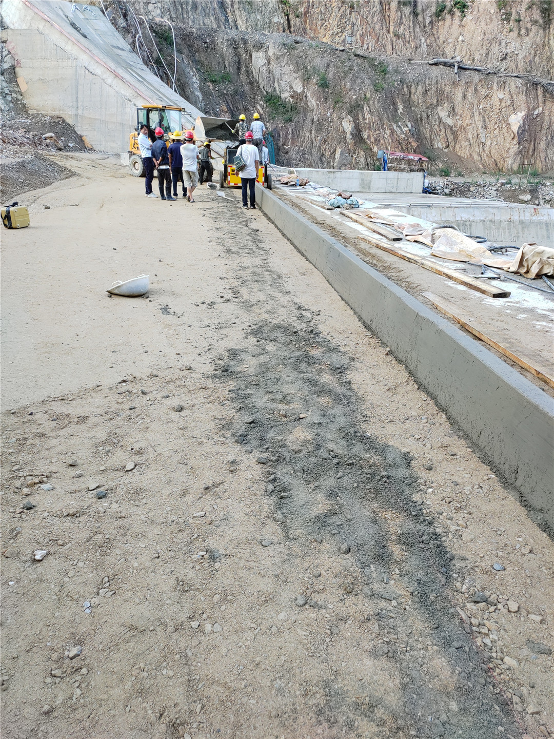 在混凝土面板堆石坝挤压边墙施工法中被广泛使用,也可用于需要修建