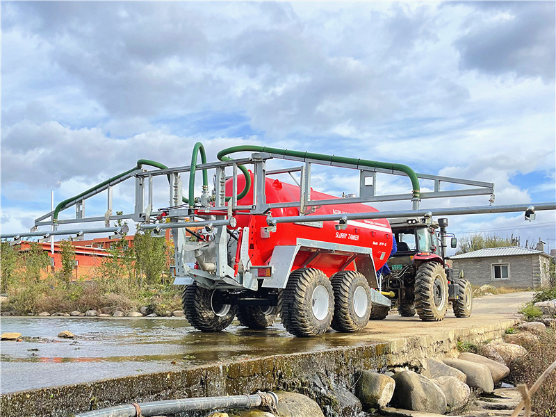 液体有机肥罐车 沼液施肥机 液态施肥车是以拖拉机为动力,把喷洒软管