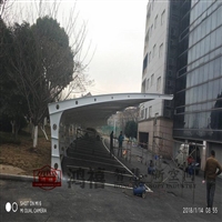 松江停车棚 松江自行车棚加工 膜结构雨篷定做 九江彭泽推拉电动雨篷定制 宝山轨道雨篷应用广泛