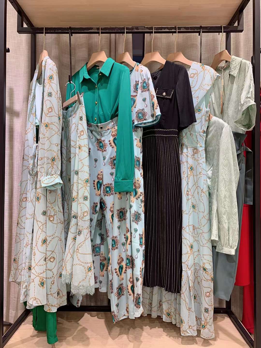 法国轻奢品牌纽方四季款品牌女装折扣尾货库存批发