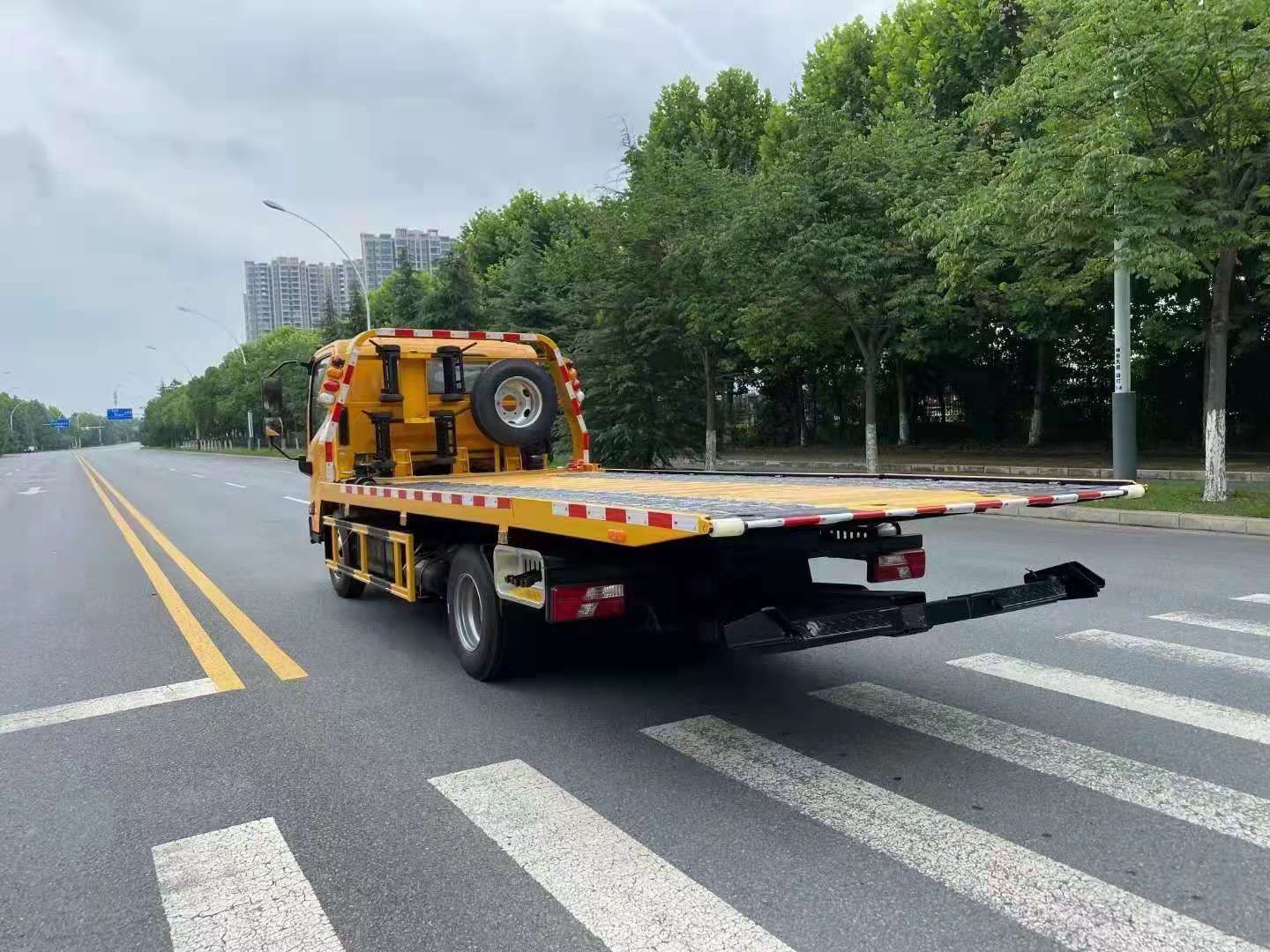 武汉道路救援拖车图片