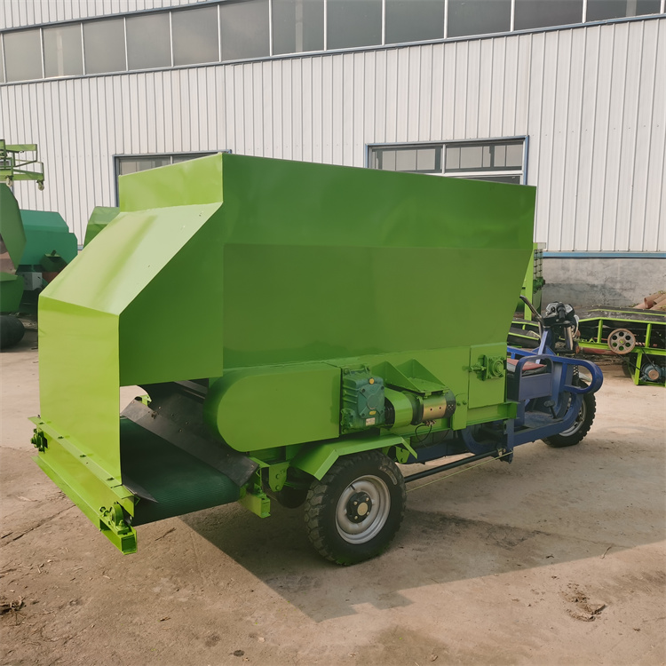 饲喂方便电动撒料车自走式撒料车喂牛撒料车厂家