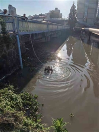 阜阳市同城B打捞队水下桥桩玻璃纤维套筒加固