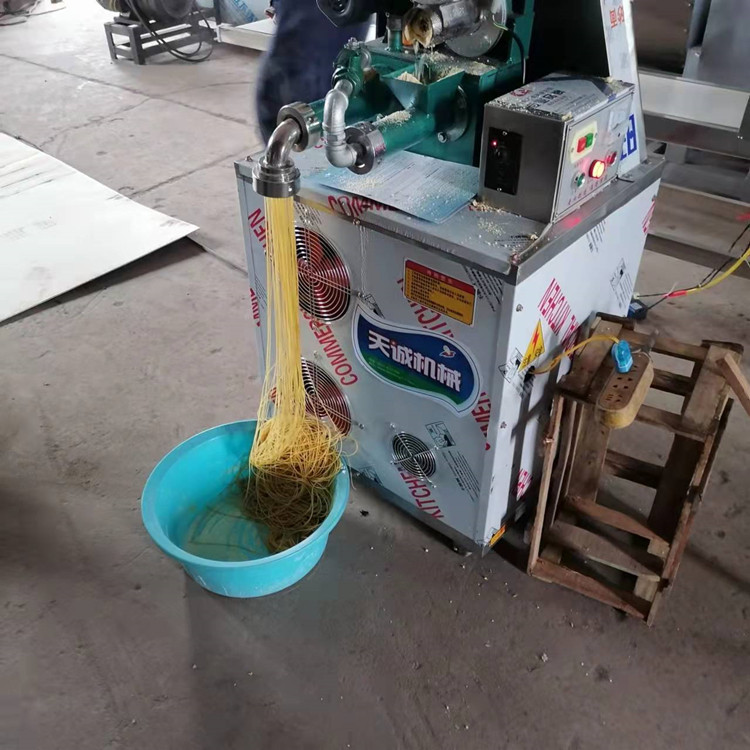 加水拌好后加入机器内即可熟化成型,生面投入,熟面产出,生产玉米面条