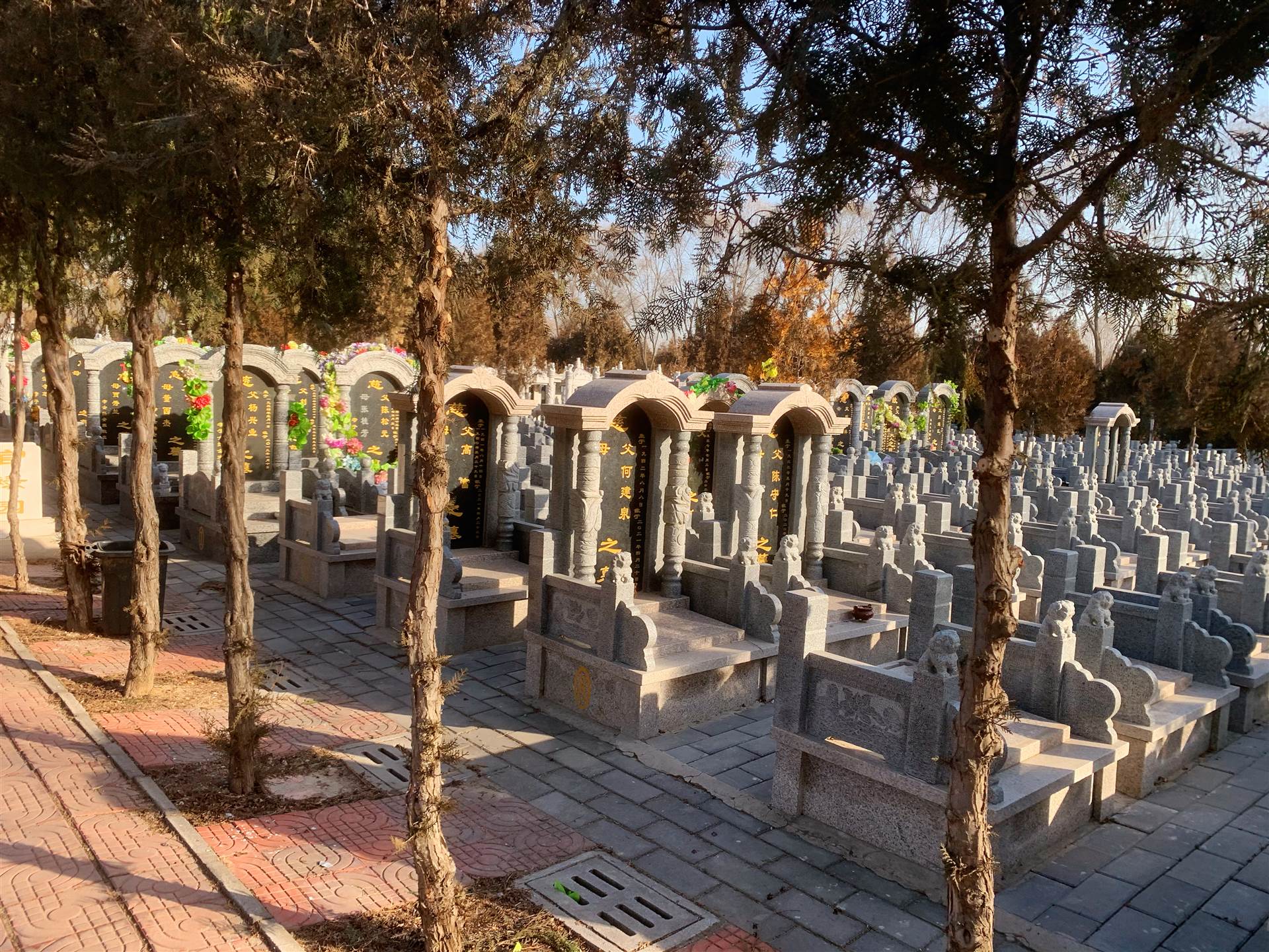 占地面积50余亩,为通州区民政局批准建立的合法公墓,同时德芳潭陵园