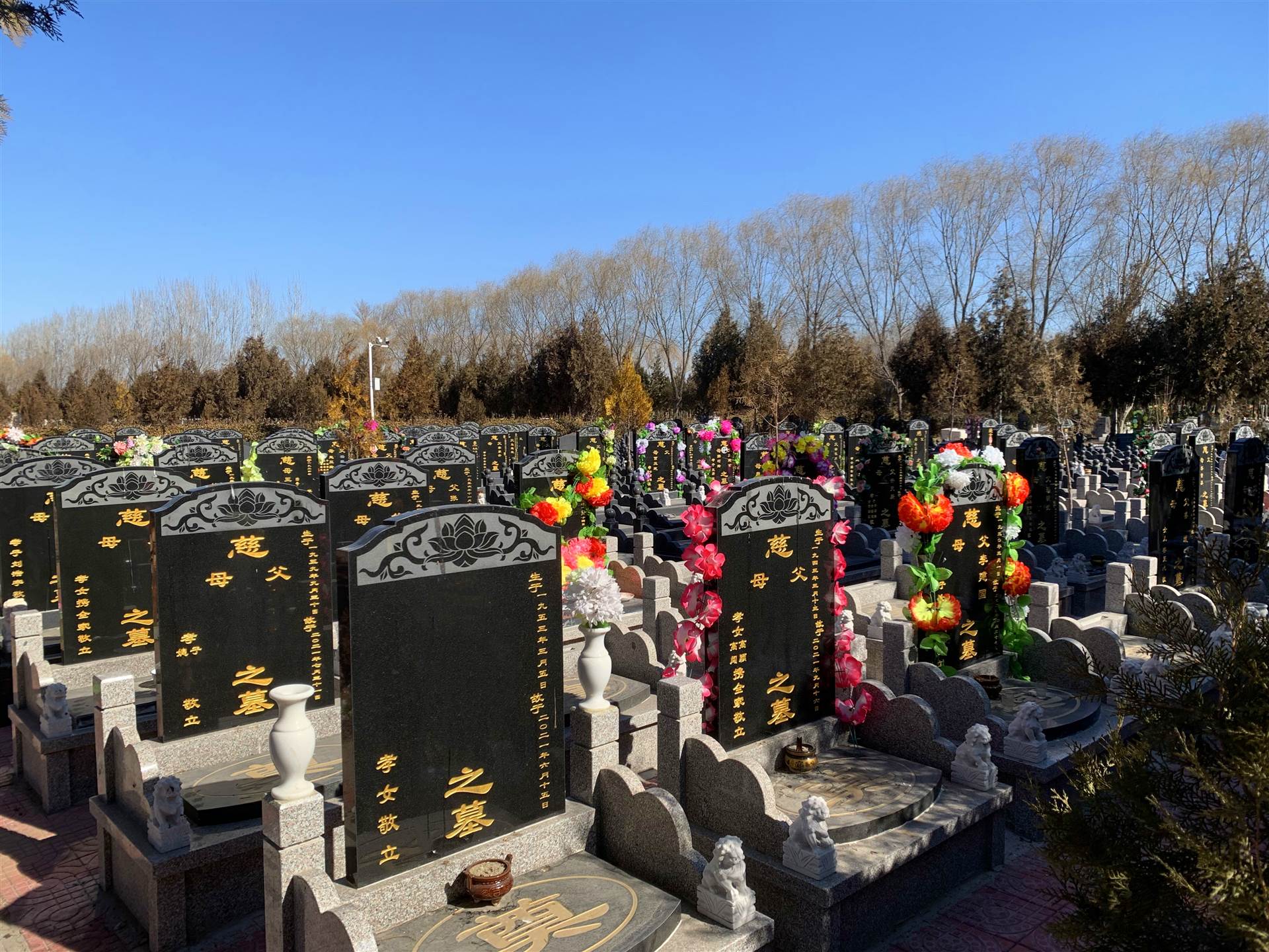 为通州区民政局批准建立的合法公墓,同时德芳潭陵园还是通州区东南