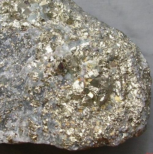 矿等;非金属矿:重晶石矿,石墨矿,石英砂矿,萤石矿,磷矿等,以及铌钽矿