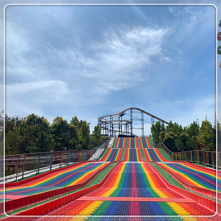 七彩网红滑道塑料波浪滑梯设计游玩人造草坪铺盖滑梯订制生产厂家