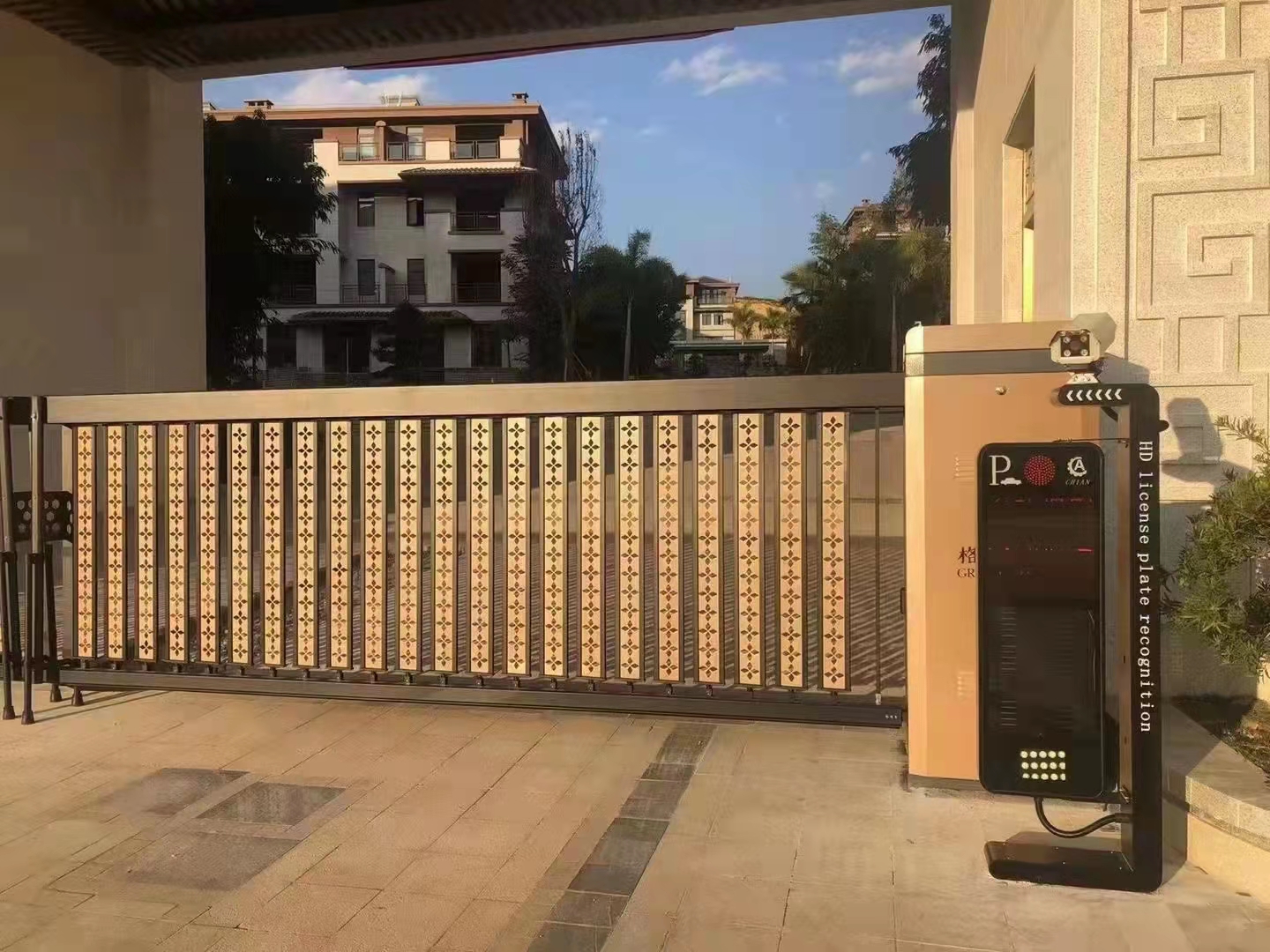 济南栅栏道闸济南自动车辆识别道闸厂家上门安装鼎力安防