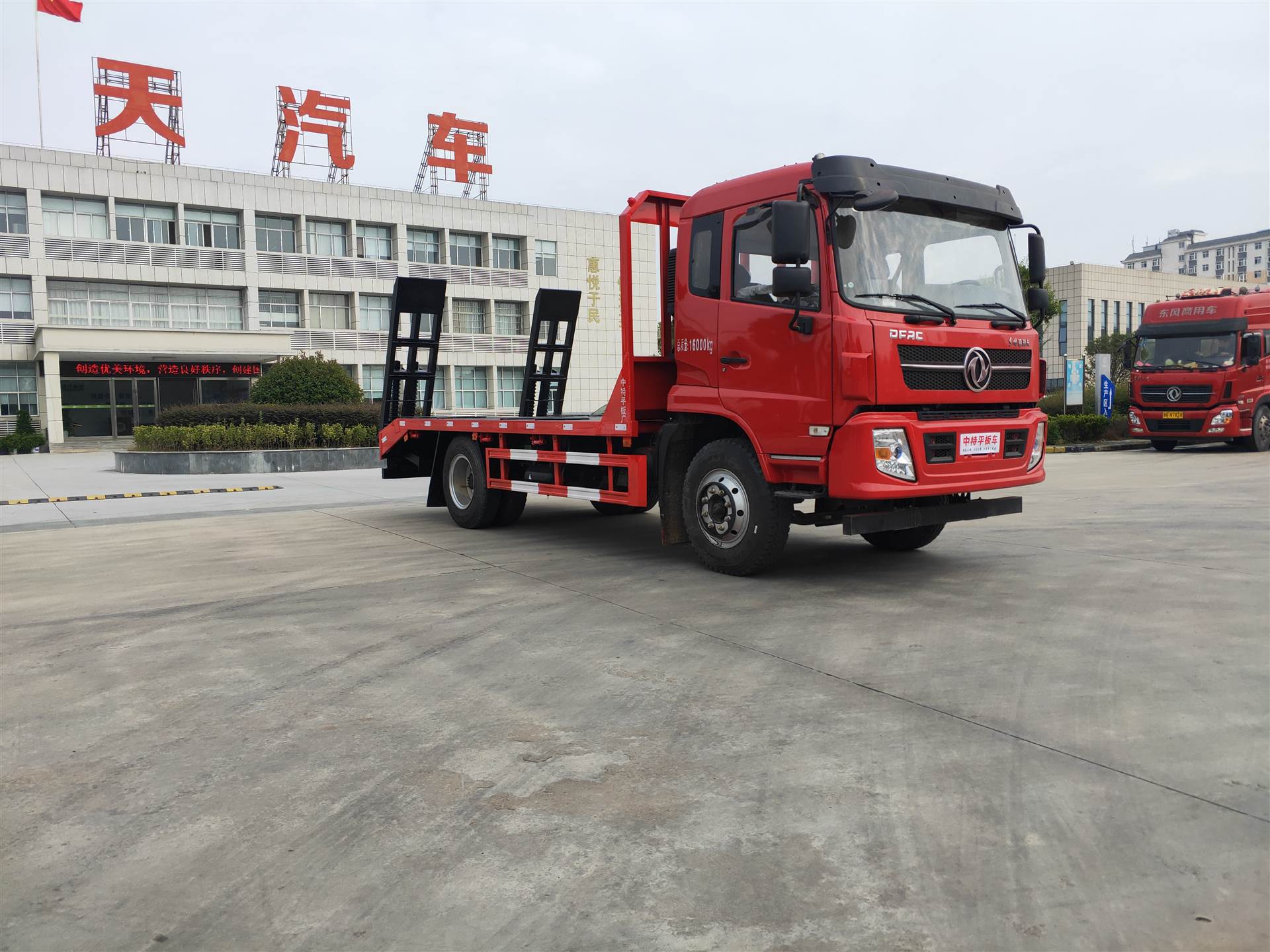 东风福瑞卡f9单桥拉10吨挖机不超重拉150挖机平板车