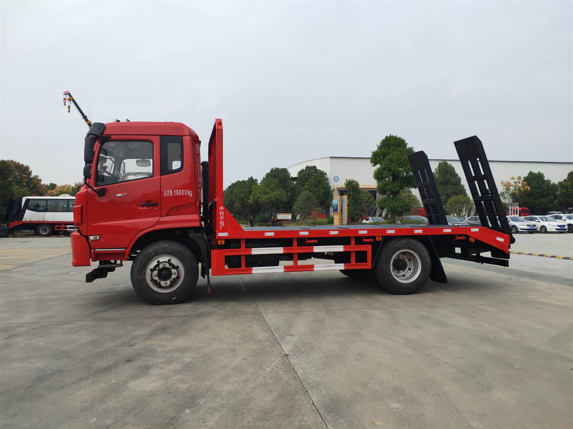 东风福瑞卡f9单桥拉10吨挖机不超重拉150挖机平板车