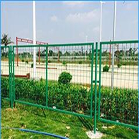 电焊网隔离栅新疆本地厂家 玖龙隔离栅浸塑围栏库存