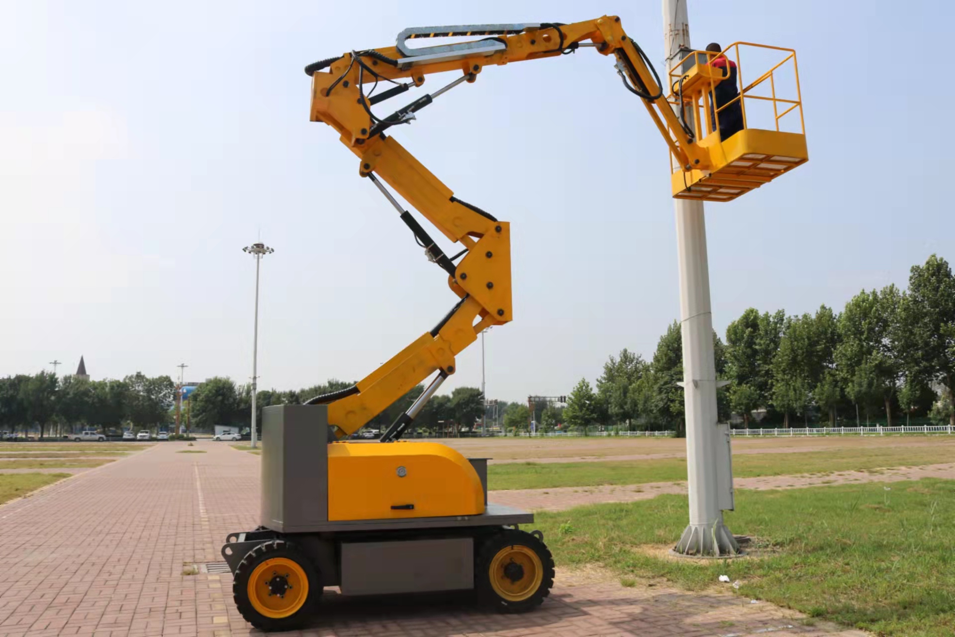 10米全自行曲臂式升降平台转盘360度旋转电动款