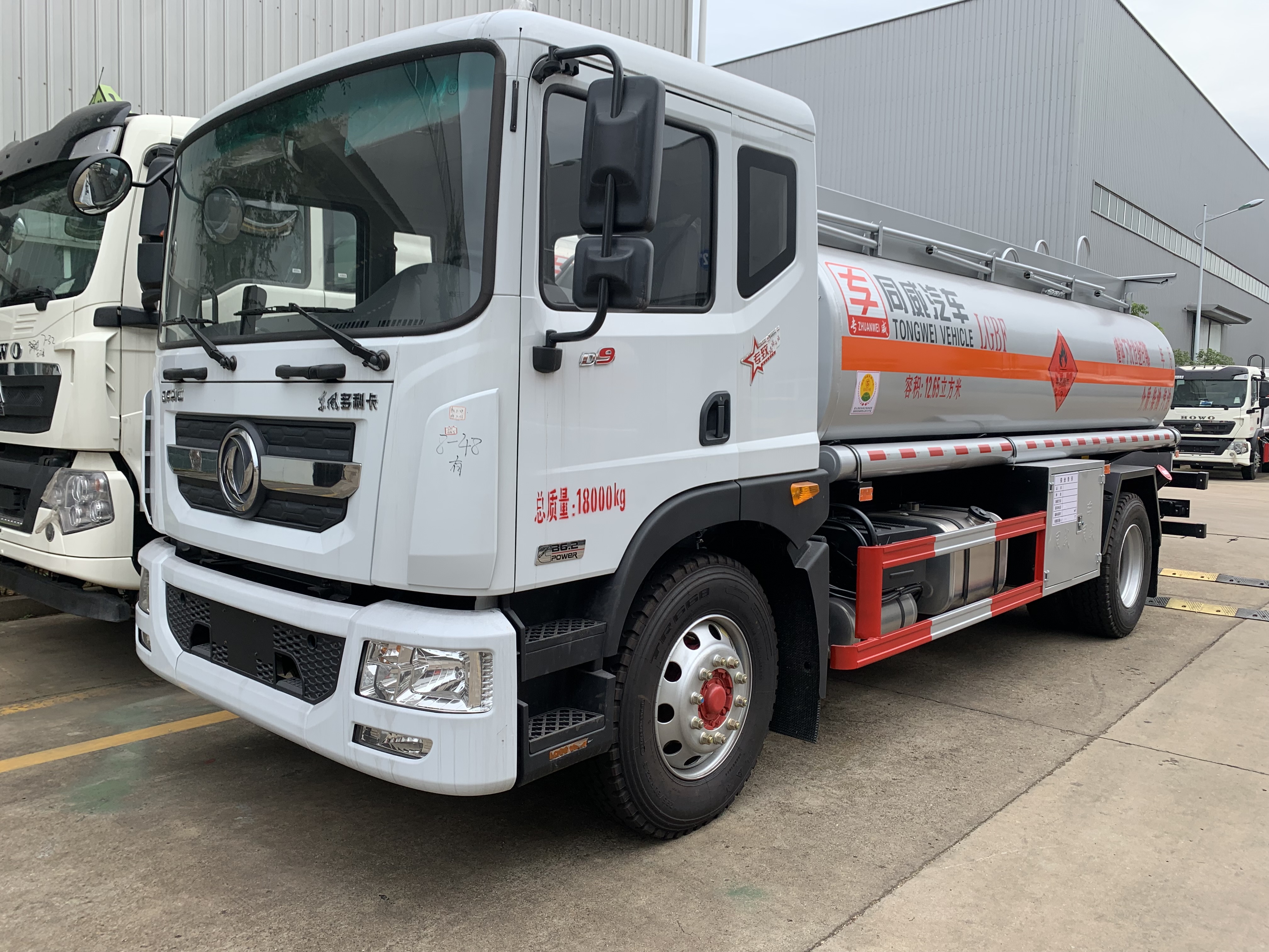 青岛东风牌10吨油罐车