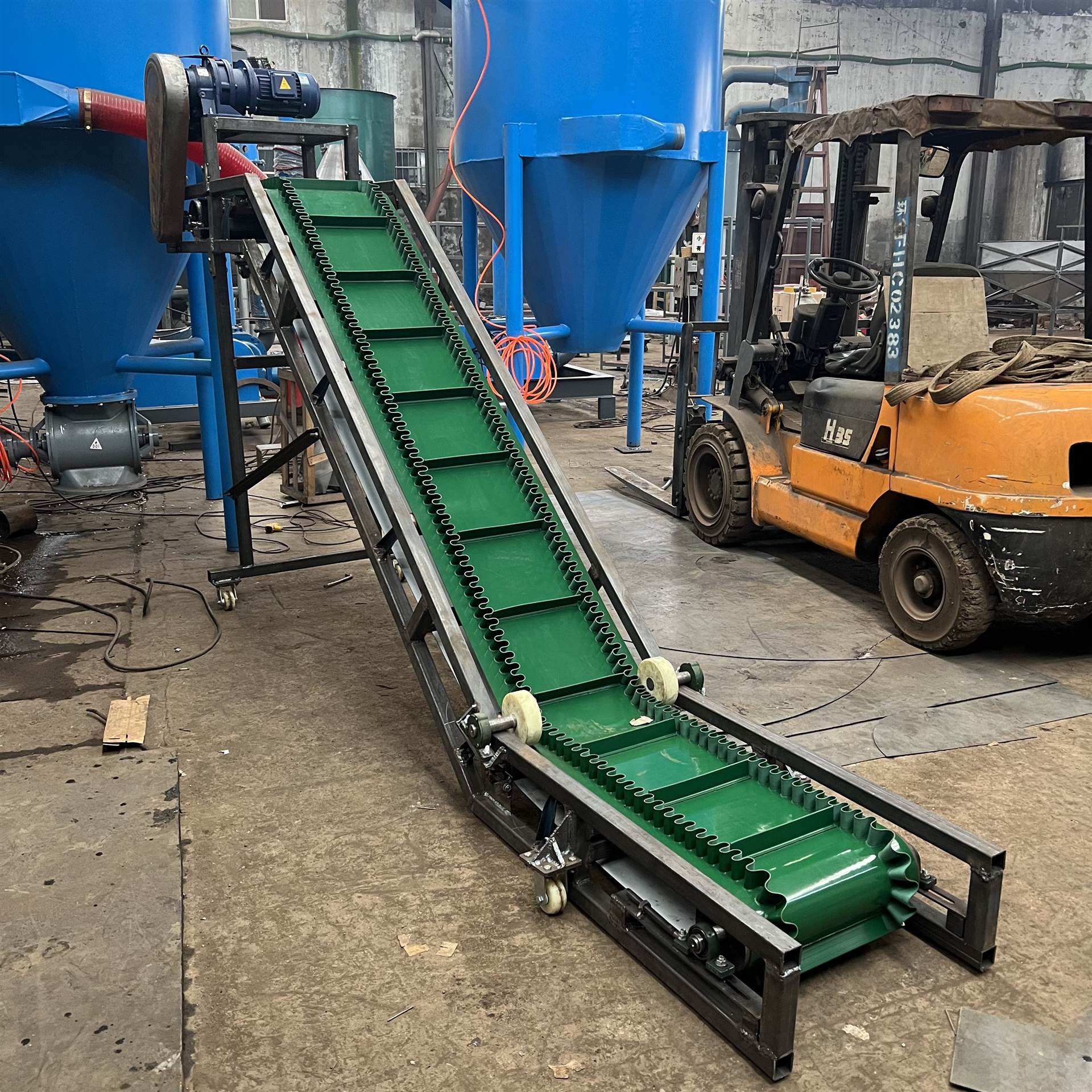 供应大倾角裙边皮带机kdhx废旧饮料瓶输送机