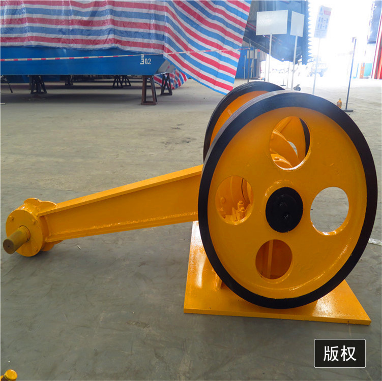 电机带动偏心轴旋转,通过拉杆将偏心轴的旋转运动转变为筛体的往复