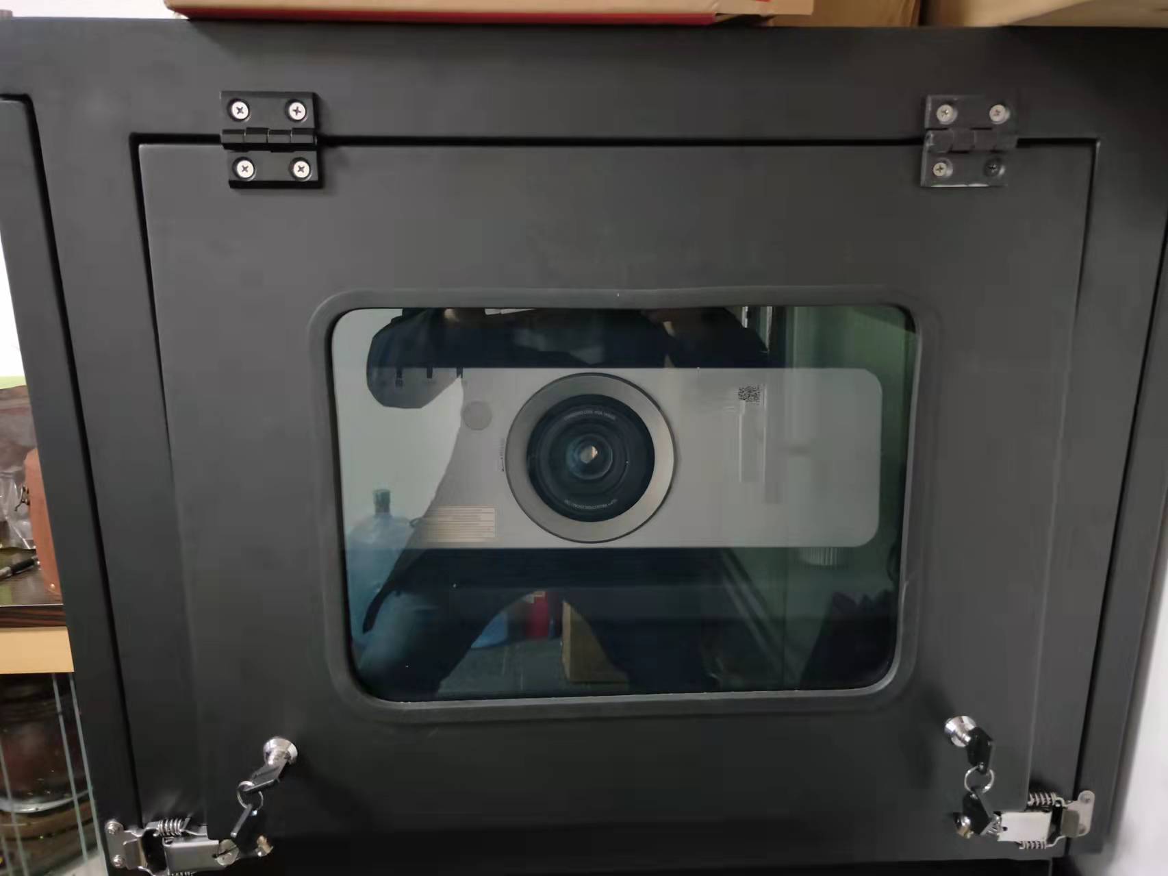 诺麒投影机恒温箱产品特点1,户外投影仪恒温箱采用专项设计,解决投影