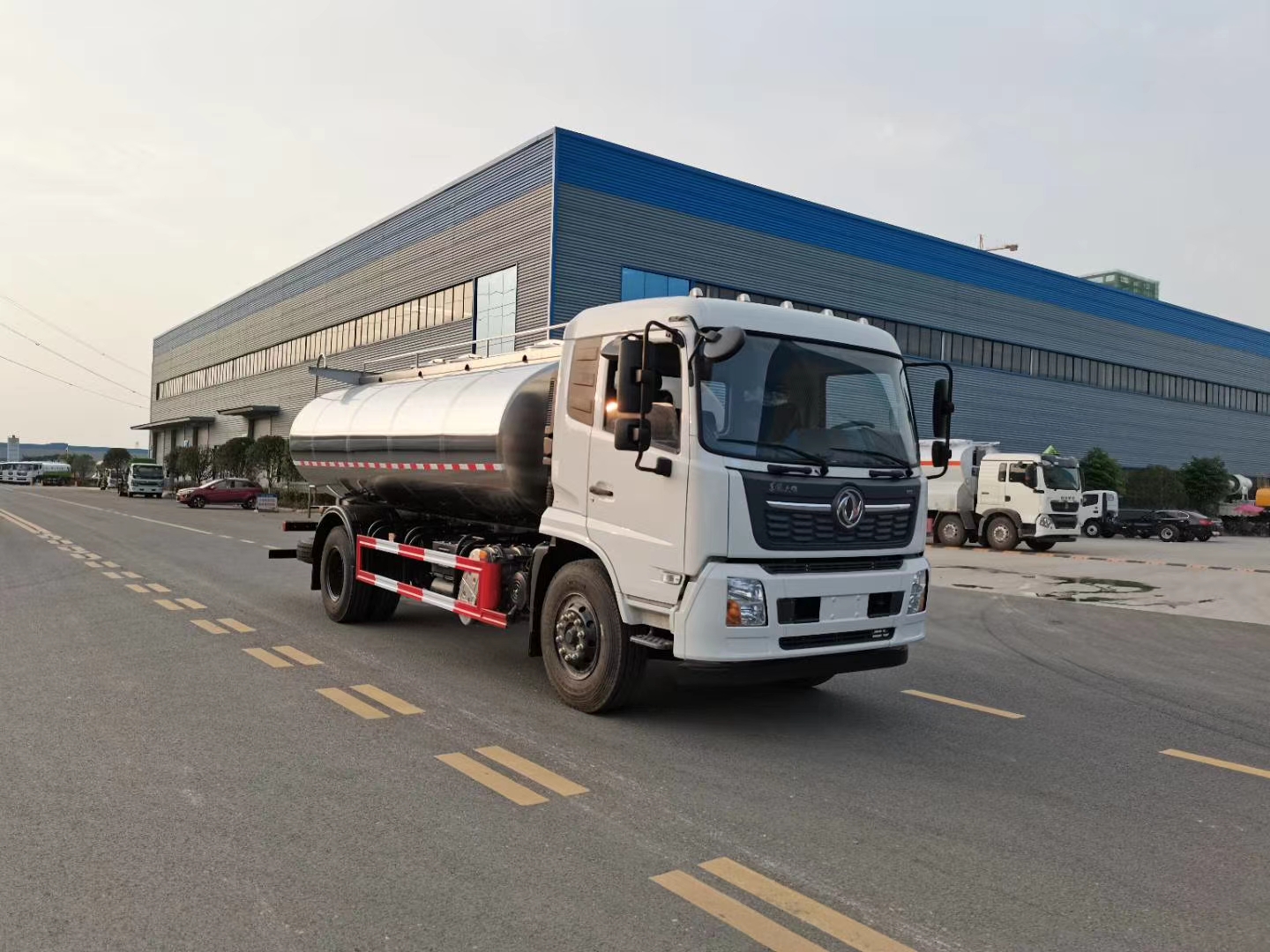 运水车鲜奶运输车12方保温罐体24小时温差不超过1吨东风天锦奶罐车