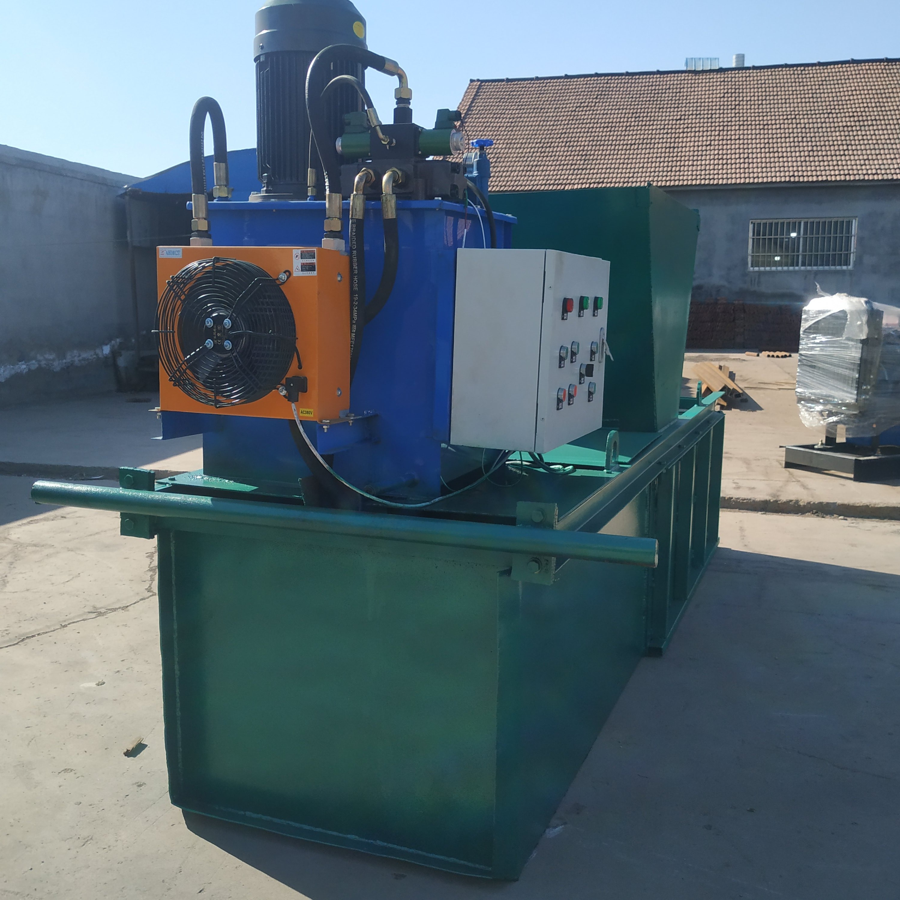 农田灌溉水渠自成机矩形排水沟成型机路肩滑膜成型机表面光滑