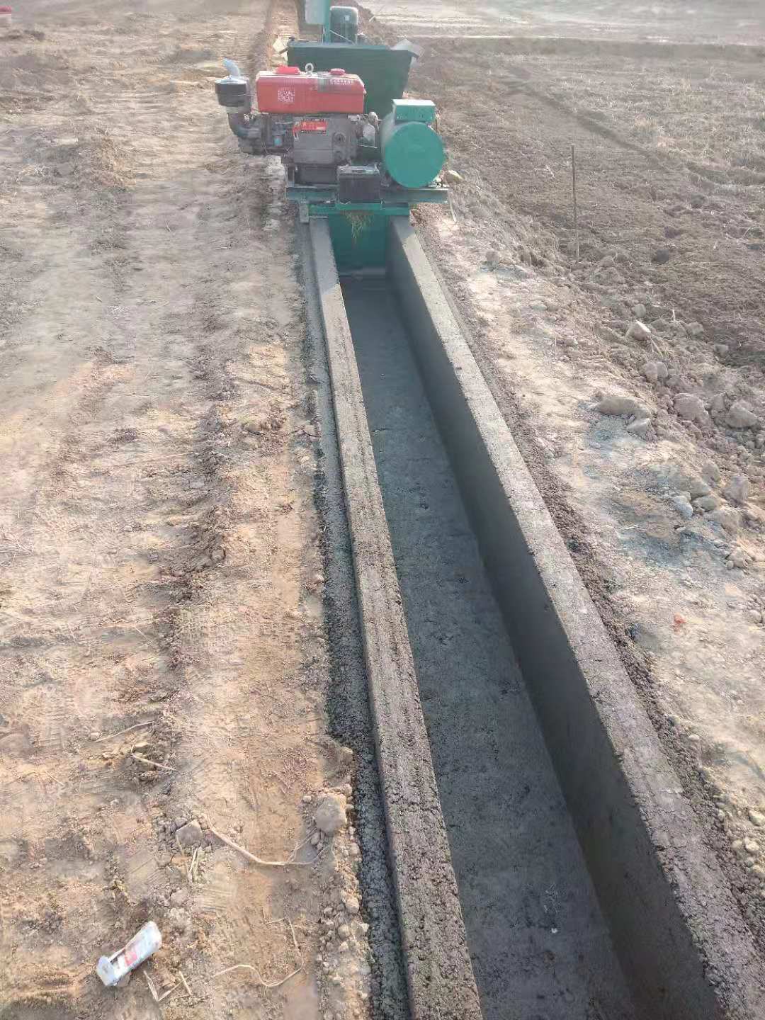 混泥土水渠成型机现浇机械边坡摊铺成型机定制支持定制