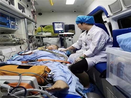 北京豐臺醫(yī)院救護車出租去外地-隨車配備急救人員
