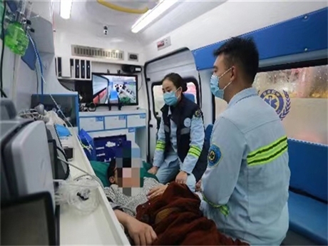 北京宣武醫(yī)院跨省轉院救護車-醫(yī)護人員全程護送