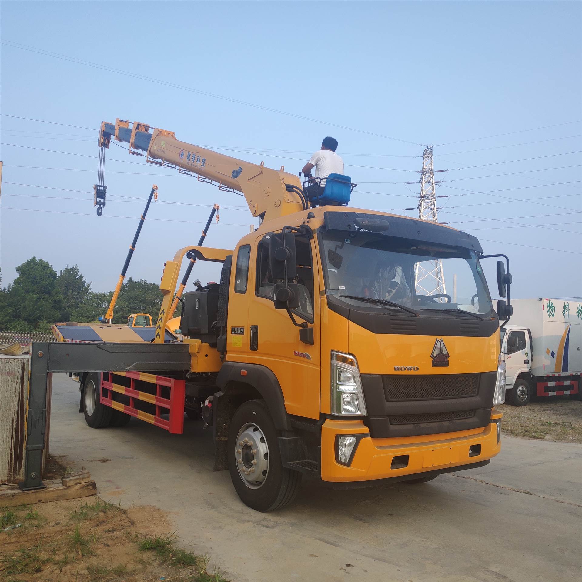 重汽豪沃帶吊清障車 8噸隨車吊拖車 一拖二平板救援車