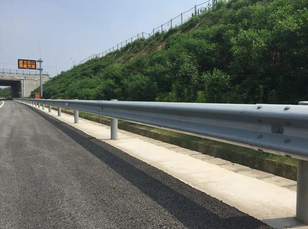 道路防撞型护栏板喷塑波形护栏两波三波防护栏